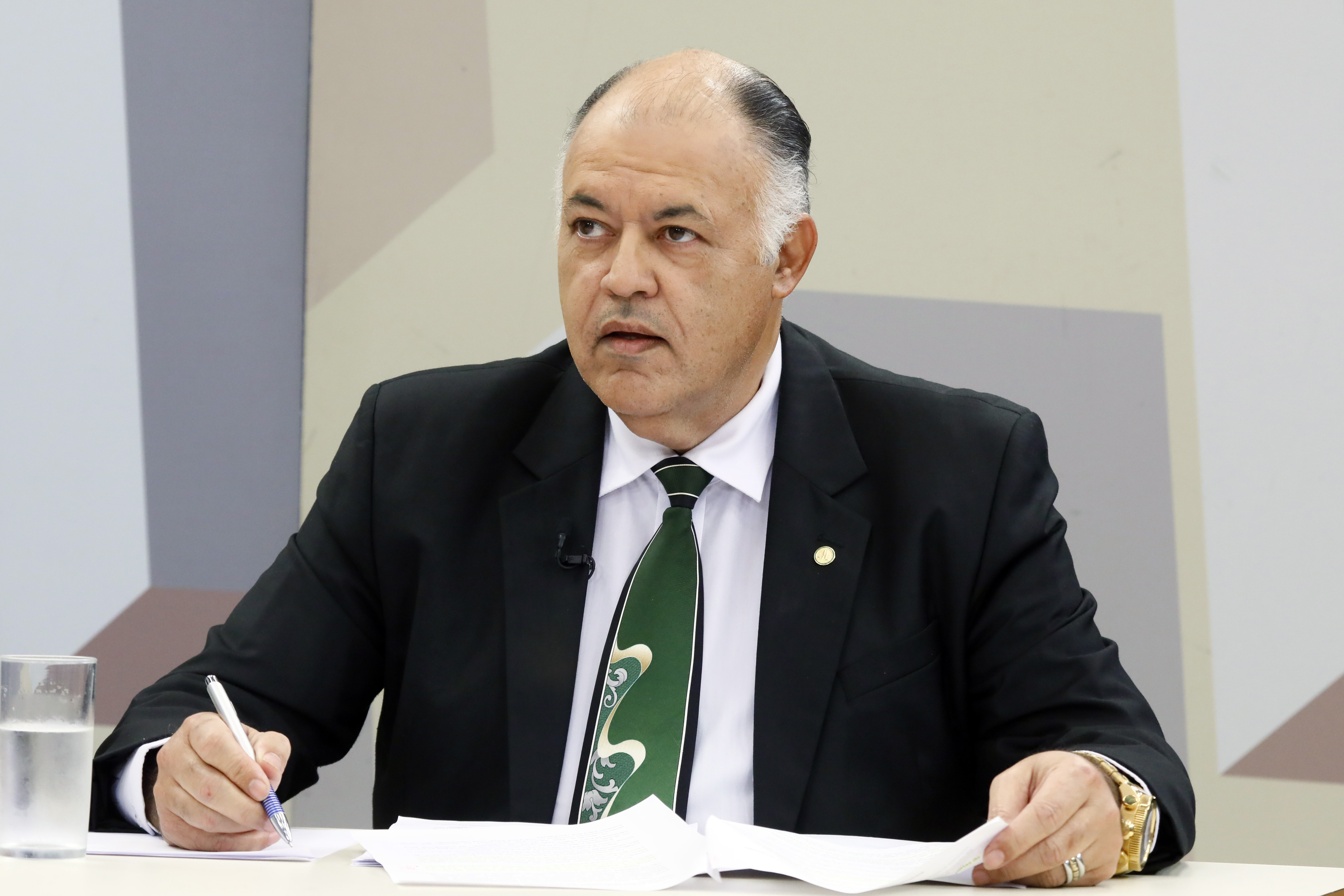 O Expressão Nacional dessa semana debate a regulamentação do plantio da maconha. Dep. Pastor Eurico (PATRI-PE)