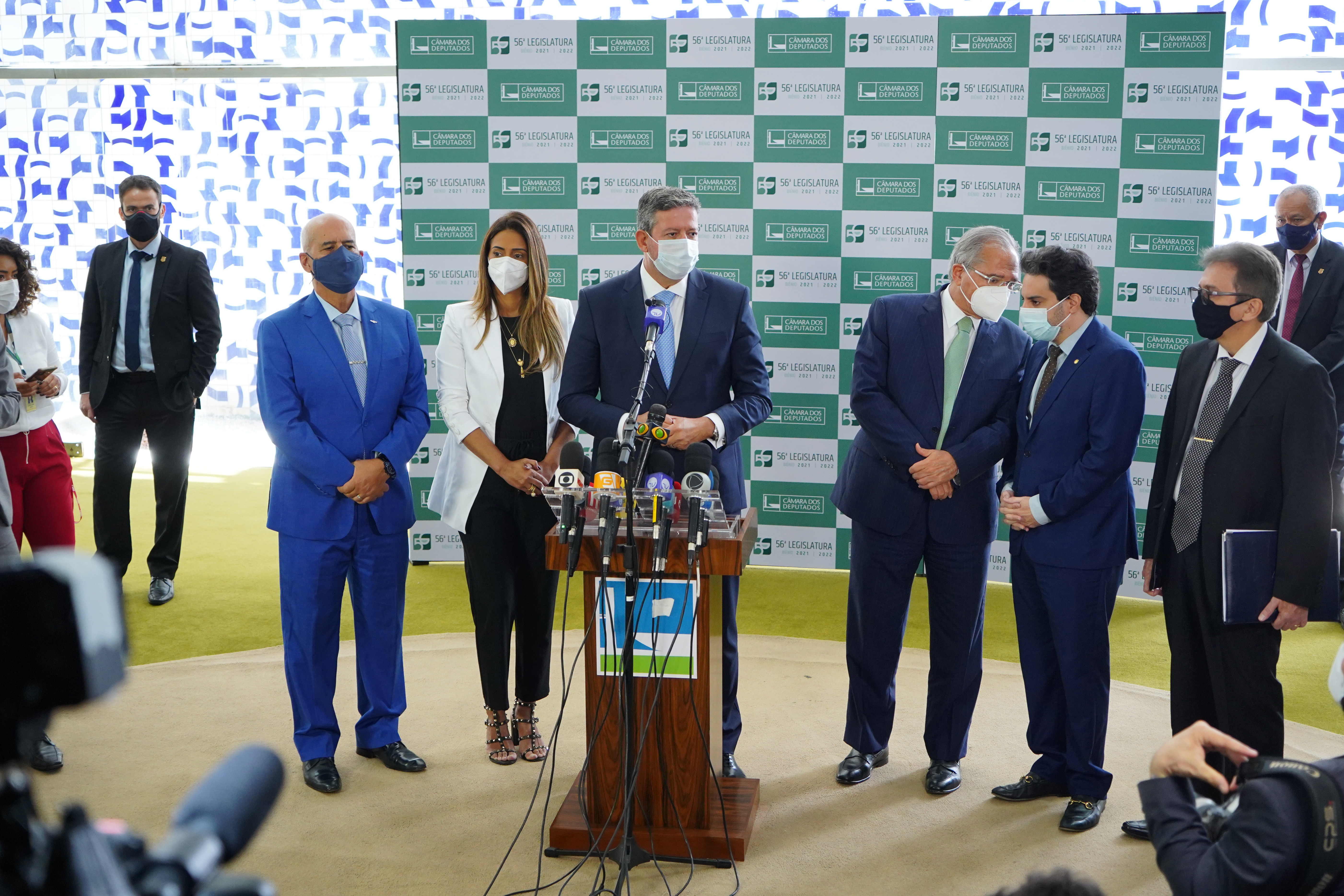 Lira concede entrevista no Planalto ao lado de autoridades do governo