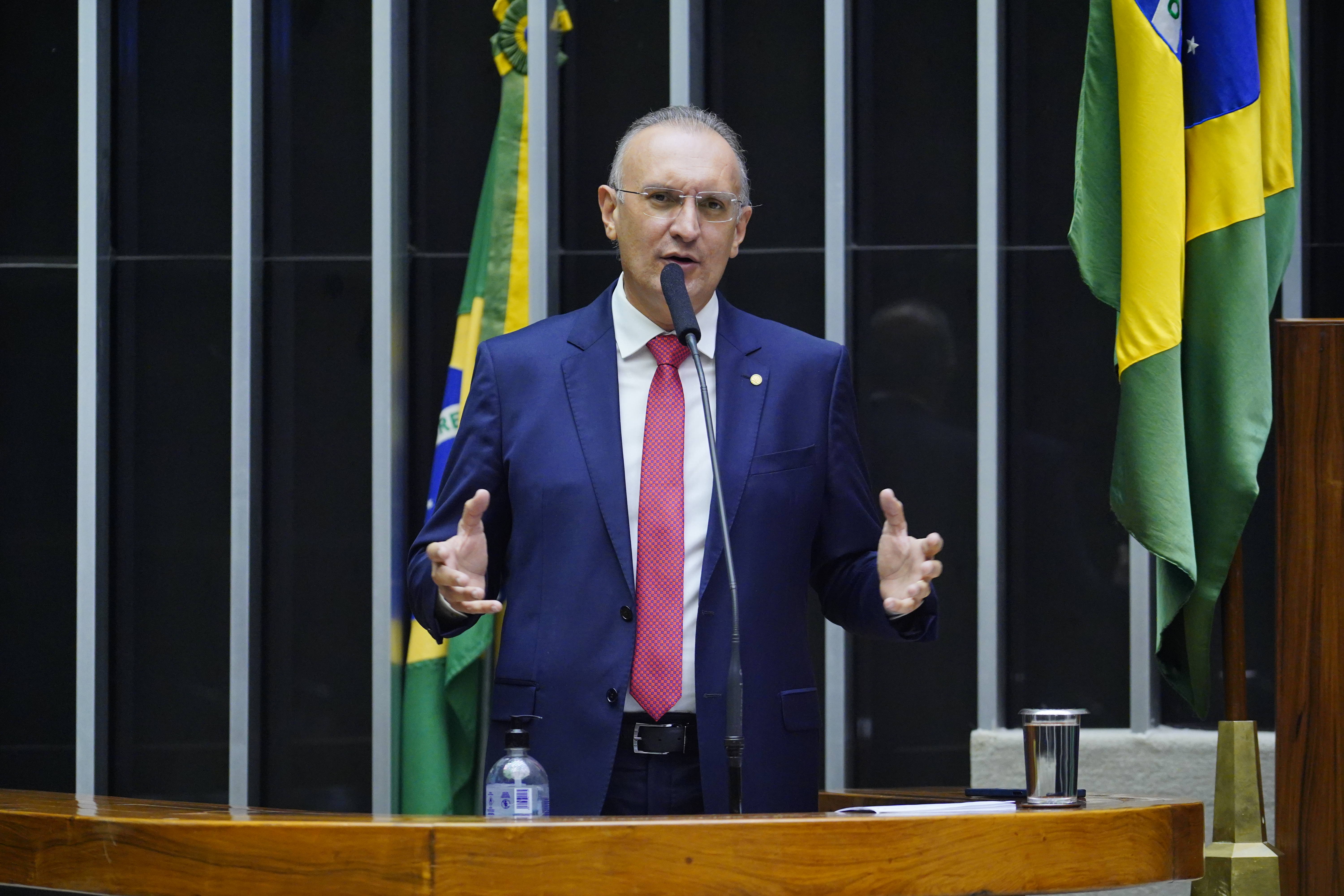 O deputado Fábio Henrique fala no púlpito