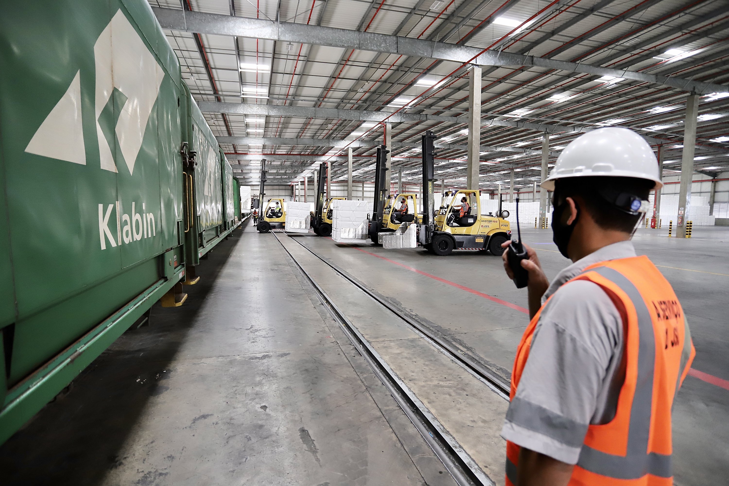 Transporte - barcos e portos - A quantidade de vagões e o volume de cargas movimentadas via ferrovia com origem ou destino ao Porto de Paranaguá aumentaram no primeiro semestre. Transporte - barcos e portos - A quantidade de vagões e o volume de cargas movimentadas via ferrovia com origem ou destino ao Porto de Paranaguá aumentaram no primeiro semestre.