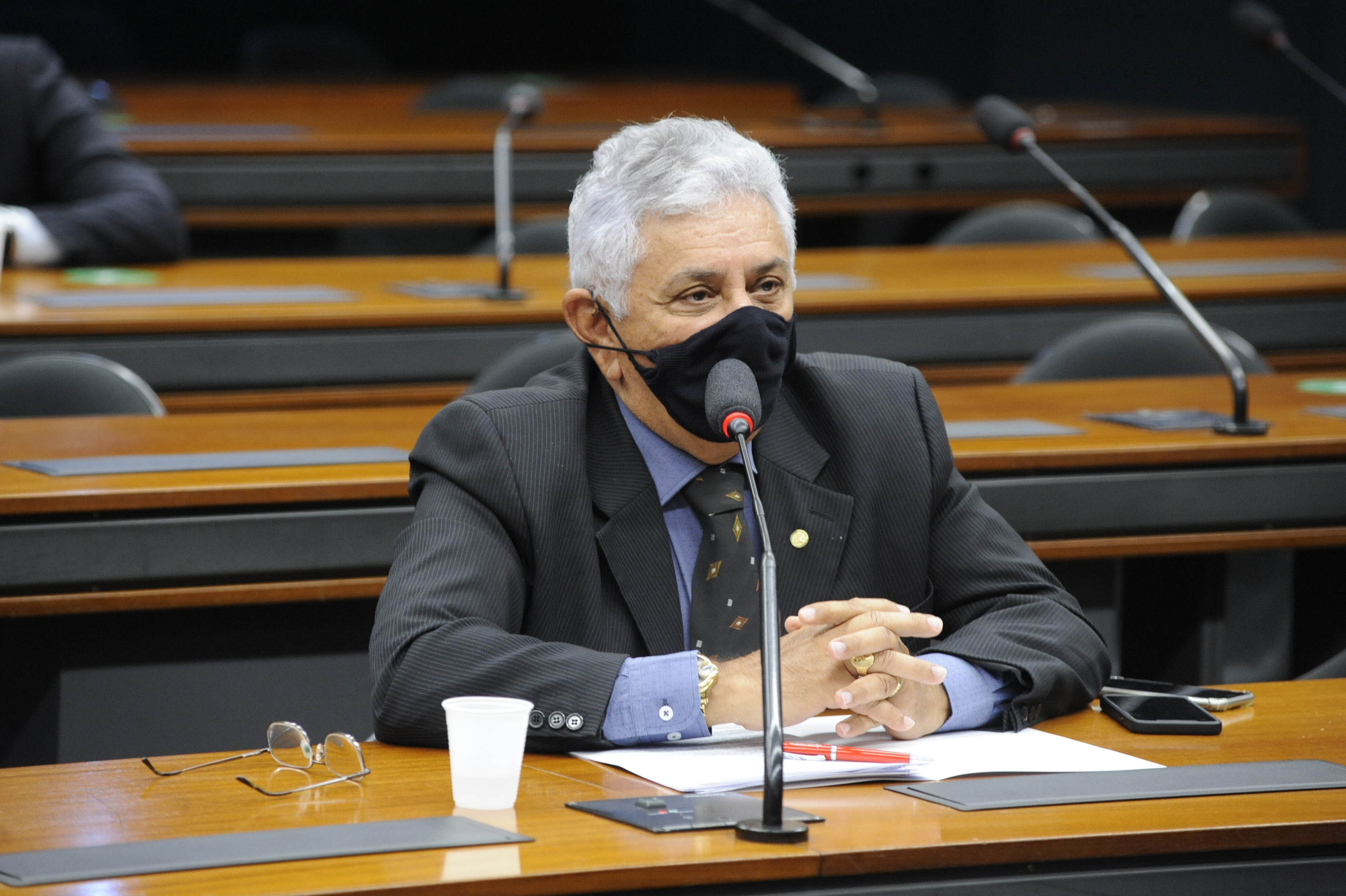 O deputado Bosco Costa em reunião de Comissão
