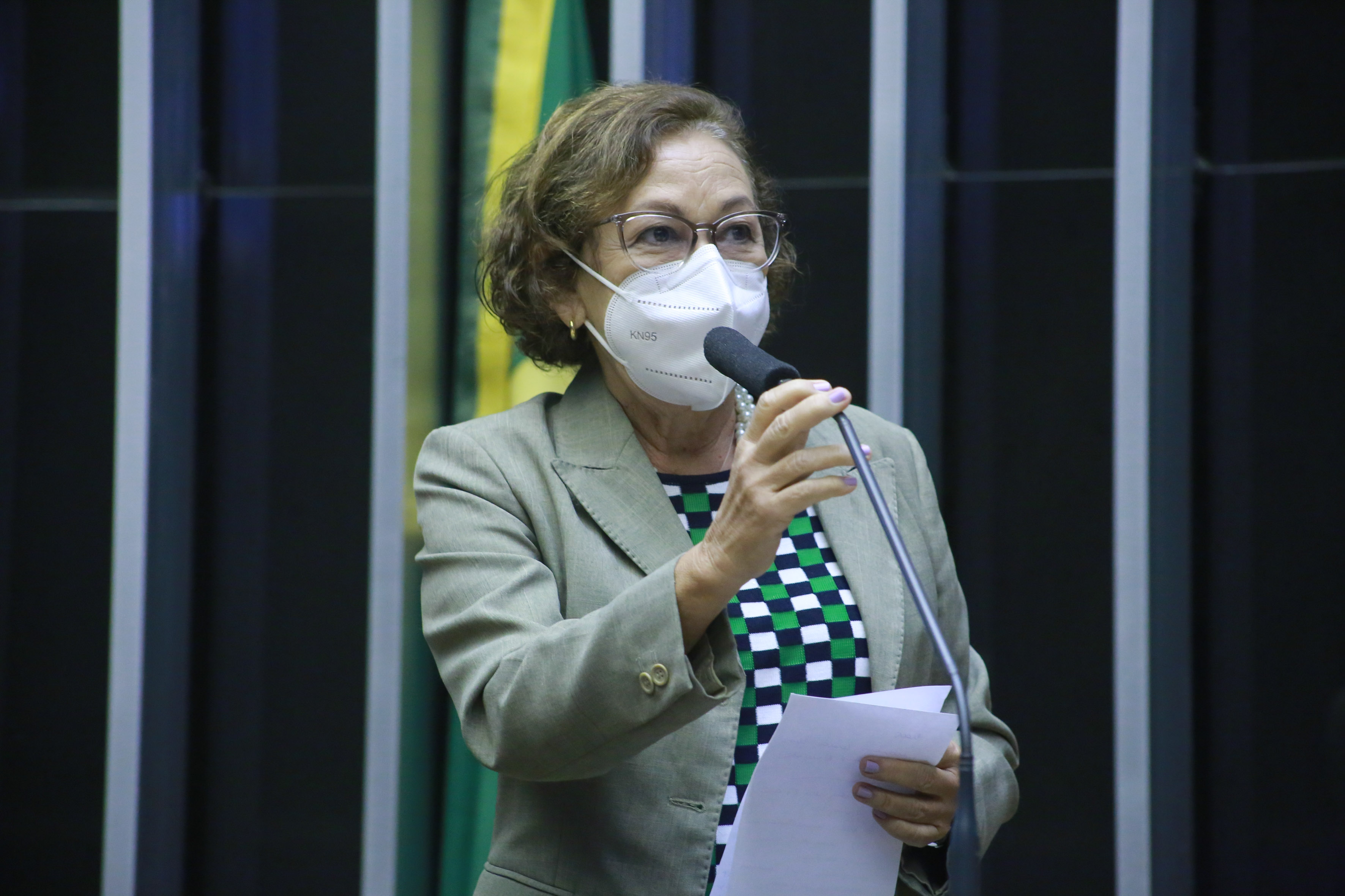 Lídice da Mata discursa no plenário