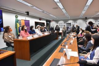 Ato pela assinatura da Convenção 190 da OIT - Organização Internacional do Trabalho sobre violência e assédio no trabalho. Dep. Tereza Nelma PSDB - AL ; Dep. Celina Leão PP - DF ; Sen. Leila Barros CIDADANIA-DF ; Sen. Eliziane Gama CIDADANIA-MA ; Luiza Brunet - Embaixadora do Instituto Avon ;  Tais Dumêt Faria - Oficial Tecnica em Direitos Fundamentais DO Trabalho