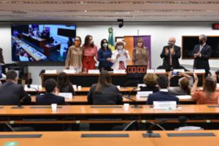 Ato pela assinatura da Convenção 190 da OIT - Organização Internacional do Trabalho sobre violência e assédio no trabalho. Dep. Tereza Nelma PSDB - AL ; Dep. Celina Leão PP - DF ; Sen. Leila Barros CIDADANIA-DF ; Sen. Eliziane Gama CIDADANIA-MA ; Luiza Brunet - Embaixadora do Instituto Avon ;  Tais Dumêt Faria - Oficial Tecnica em Direitos Fundamentais DO Trabalho