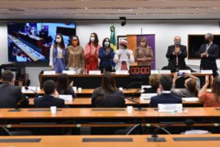 Ato pela assinatura da Convenção 190 da OIT - Organização Internacional do Trabalho sobre violência e assédio no trabalho. Dep. Tereza Nelma PSDB - AL ; Dep. Celina Leão PP - DF ; Sen. Leila Barros CIDADANIA-DF ; Sen. Eliziane Gama CIDADANIA-MA ; Luiza Brunet - Embaixadora do Instituto Avon ;  Tais Dumêt Faria - Oficial Tecnica em Direitos Fundamentais DO Trabalho