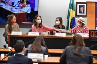 Ato pela assinatura da Convenção 190 da OIT - Organização Internacional do Trabalho sobre violência e assédio no trabalho.  Luiza Brunet - Embaixadora do Instituto Avon; ; Dep. Tereza Nelma PSDB - AL