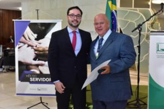 Homenagem aos servidores com mais de 30 anos de Casa. Diretor-Geral da Câmara dos Deputados, Celso de Barros Correia Neto e o servidor, Lucio Henrique Xavier Lopes