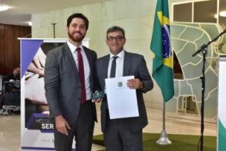 Homenagem aos servidores com mais de 30 anos de Casa. Secretário Geral da Mesa da Câmara dos Deputados, Luís Otávio Veríssimo Teixeira e servidor, Egio Almeida Andrade.