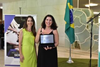 Homenagem aos servidores com mais de 30 anos de Casa. Diretora-geral Adjunta da Câmara dos Deputados, Luciola Calderari da Silveira e Palos e a servidora, Symone Maria Machado Bonfim