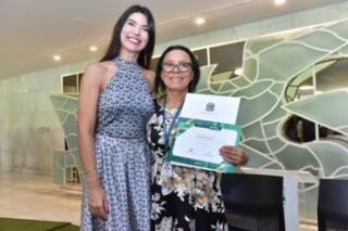 Homenagem aos servidores com mais de 30 anos de Casa. Chefe de Gabinete do Presidente da Câmara dos Deputados, Natália Morato Camargos e a servidora Ilzeny da Penha Guedes