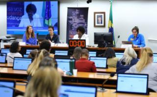 Reunião com representantes da Divisão de Gestão e Orçamento do Comitê de Governança Pública da Organização para a Cooperação e Desenvolvimento Econômico (OCDE). Pesquisadora - OCDE, Scherie Nicol; Pesquisadora do OECD, Giulia Morando; dep. Benedita da Silva (PT-RJ); Membra da Missão OCDE, Freya Janses