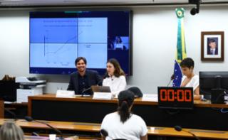 Painel - Mulheres na política e o financiamento público de campanhas eleitorais. Pesquisador - Sciences Po Paris, Felipe Lauritzen; Pesquisadora - Sciences Po Paris, Olivia Tsoutsoplidi