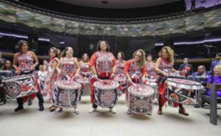 Homenagem ao dia Internacional da Mulher. Grupo de percussionistas, Batalá.