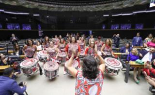 Homenagem ao dia Internacional da Mulher. Grupo de percussionistas, Batalá.
