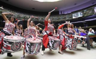 Homenagem ao dia Internacional da Mulher. Grupo de percussionistas, Batalá.