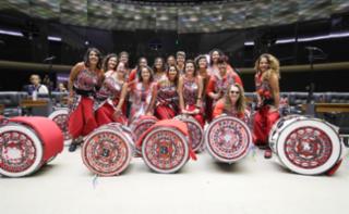 Homenagem ao dia Internacional da Mulher. Grupo de percussionistas, Batalá.