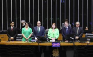 Homenagem aos Oitenta anos do Senai Ceará. Instrutor do Serviço Nacional de Aprendizagem Industrial - SENAI Ceará, Maykon Gomes de Araujo. Gerente de Educação do Serviço Nacional de Aprendizagem Industrial - SENAI Ceará, Sônia Maria Gomes Parente. Diretor Regional do Serviço Nacional de Aprendizagem Industrial - SENAI Ceará, Paulo André de Castro Holanda. Dep. Fernanda Pessoa (UNIÃO-CE). Diretor-Geral do Serviço Nacional de Aprendizagem Industrial - SENAI Nacional, Gustavo Leal Sales Fiho. Gerente da Unidade de Tecnologia do Serviço Nacional de Aprendizagem Industrial - SENAI Ceará, Tarcísio José Cavalcante Bastos.