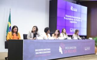 Palestra. Diretora de Administração e Finanças do SEBRAE, Margareth Coelho. Dep. Maria Rosas (REPUBLICANOS - SP). Dep. Benedita da Silva (PT-RJ). Dep. Soraya Santos (PL-RJ). Dep. Greyce Elias (AVANTE-MG). Prefeita de Quissamã - RJ, Maria de Fátima Pacheco.