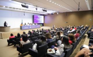 Palestra. Diretora de Administração e Finanças do SEBRAE, Margareth Coelho. Dep. Maria Rosas (REPUBLICANOS - SP). Dep. Benedita da Silva (PT-RJ). Dep. Soraya Santos (PL-RJ). Dep. Greyce Elias (AVANTE-MG). Prefeita de Quissamã - RJ, Maria de Fátima Pacheco.