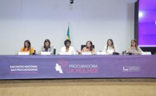 Palestra. Diretora de Administração e Finanças do SEBRAE, Margareth Coelho. Dep. Maria Rosas (REPUBLICANOS - SP). Dep. Benedita da Silva (PT-RJ). Dep. Soraya Santos (PL-RJ). Dep. Greyce Elias (AVANTE-MG). Prefeita de Quissamã - RJ, Maria de Fátima Pacheco.