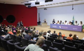 Palestra. Diretora de Administração e Finanças do SEBRAE, Margareth Coelho. Dep. Maria Rosas (REPUBLICANOS - SP). Dep. Benedita da Silva (PT-RJ). Dep. Soraya Santos (PL-RJ). Dep. Greyce Elias (AVANTE-MG). Prefeita de Quissamã - RJ, Maria de Fátima Pacheco.