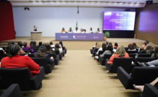 Palestra. Diretora de Administração e Finanças do SEBRAE, Margareth Coelho. Dep. Maria Rosas (REPUBLICANOS - SP). Dep. Benedita da Silva (PT-RJ). Dep. Soraya Santos (PL-RJ). Dep. Greyce Elias (AVANTE-MG). Prefeita de Quissamã - RJ, Maria de Fátima Pacheco.
