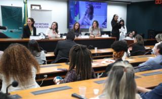 Fórum Brasileiro de Microempreendedorismo em Brasília - Aliança Empreendedora. Fórum Brasileiro de Microempreendedorismo em Brasília - Aliança Empreendedora. Aliança Empreendedora. Presidente da Aliança Empreendedora, Cristina Filizzola.Aliança Empreendedora. Dep. Soraya Santos (PL - RJ).Aliança Empreendedora. Dep. Adriana Ventura (NOVO - SP).Dep. Greyce Elias (AVANTE-MG).