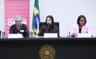 Simpósio - Diálogos entre o Observatório Nacional de Mulheres na Política e o projeto De Olho nas Urnas. Reitora da UFGO, Angelita Pereira de Lima; Dep. Yandra Moura (UNIÃO - SE) e Dep. Gisela Simona (UNIÃO - MT)