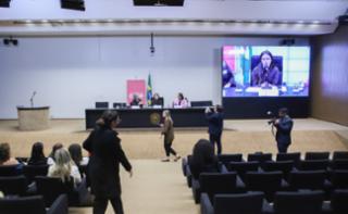 Simpósio - Diálogos entre o Observatório Nacional de Mulheres na Política e o projeto De Olho nas Urnas. Reitora da UFGO, Angelita Pereira de Lima; Dep. Yandra Moura (UNIÃO - SE) e Dep. Gisela Simona (UNIÃO - MT)