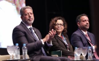 1ª Reunião de Mulheres Parlamentares. Presidente da Câmara dos Deputados, Arthur Lira, Secretária-Geral Das Relações Exteriores, Embaixadora Maria Laura Da Rocha e Governador de Alagoa, Paulo Dantas