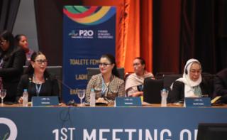 1ª Sessão de Trabalho - 1st Working Session - 1ª Sesión de trabajo. Deputada da Indonésia, Vanda Sarundajang (PDI - P), Deputada da Indonésia, Linda Mewagati (Partai Demokrat - Partido Democrata)