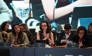 1ª Sessão de Trabalho - 1st Working Session - 1ª Sesión de trabajo. Dep. Yandra Moura (UNIÃO - SE), Dep. Ana Pimentel (PT - MG) e Secretária-Geral Das Relações Exteriores, Embaixadora Maria Laura Da Rocha