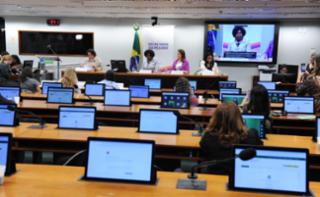 Apresentação da Guia Acessível para candidaturas das mulheres. Dep. Carla Ayres (PT-SC). Dep. Benedita da Silva (PT-RJ). Coordenadora Editorial - Visibilidade Feminina, Polianna Pereira dos Santos. Dep. Delegada Ione (AVANTE - MG).