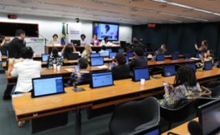 Apresentação da Guia Acessível para candidaturas das mulheres. Dep. Carla Ayres (PT-SC). Dep. Benedita da Silva (PT-RJ). Coordenadora Editorial - Visibilidade Feminina, Polianna Pereira dos Santos. Dep. Delegada Ione (AVANTE - MG).