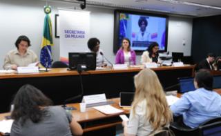 Apresentação da Guia Acessível para candidaturas das mulheres. Dep. Carla Ayres (PT-SC). Dep. Benedita da Silva (PT-RJ). Coordenadora Editorial - Visibilidade Feminina, Polianna Pereira dos Santos. Dep. Delegada Ione (AVANTE - MG).