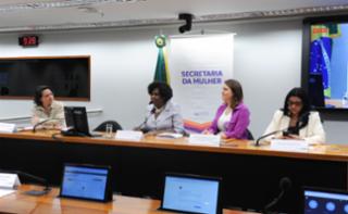 Apresentação da Guia Acessível para candidaturas das mulheres. Dep. Carla Ayres (PT-SC). Dep. Benedita da Silva (PT-RJ). Coordenadora Editorial - Visibilidade Feminina, Polianna Pereira dos Santos. Dep. Delegada Ione (AVANTE - MG).