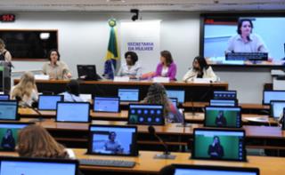 Apresentação da Guia Acessível para candidaturas das mulheres. Dep. Carla Ayres (PT-SC). Dep. Benedita da Silva (PT-RJ). Coordenadora Editorial - Visibilidade Feminina, Polianna Pereira dos Santos. Dep. Delegada Ione (AVANTE - MG).