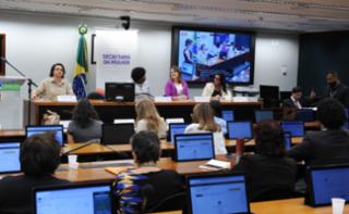Apresentação da Guia Acessível para candidaturas das mulheres. Dep. Carla Ayres (PT-SC). Dep. Benedita da Silva (PT-RJ). Coordenadora Editorial - Visibilidade Feminina, Polianna Pereira dos Santos. Dep. Delegada Ione (AVANTE - MG).