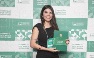 Cerimônia de posse dos novos servidores - Analistas e Consultores Legislativos. Servidora, Erica Lourenço dos Santos