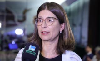 Assinatura do protocolo para combate à violência política contra mulheres. Coordenadora do GT de Prevenção e Combate à Violência Política de Gênero da PGE, Raquel Branquinho