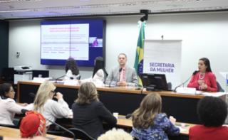 Seminário - Prevenção, detecção e tratamento dos cânceres do colo uterino e de mama. Sociedade Brasileira de Oncologia Clínica - SBOC, Daniele Assad; Sociedade Brasileira de Oncologia Clínica - SBOC, Daniela Laperche; Dep. Weliton Prado (SOLIDARIEDADE - MG); Associação de mulheres mastectomizadas de Brasília - ONG Recomeçar, Joana Jeker