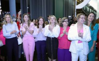 Coquetel e foto especial diante do Congresso iluminado com as cores da Campanha Outubro Rosa