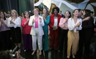 Coquetel e foto especial diante do Congresso iluminado com as cores da Campanha Outubro Rosa