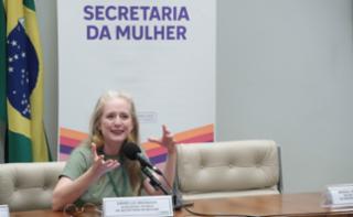 Encontro sobre a Implementação do Orçamento Sensível a Gênero. Assessora Técnica da Secretaria da Mulher, Danielle Gruneich.