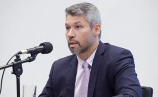 Lançamento do documentário sobre a 10ª Cúpula de Presidentes de Parlamentos do G20 (P20) e homenagem aos servidores que trabalharam no evento. Diretor da DIREX, Cleber Queiroz Machado