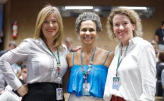 Lançamento do documentário sobre a 10ª Cúpula de Presidentes de Parlamentos do G20 (P20) e homenagem aos servidores que trabalharam no evento. Diretora da TV Câmara, Ginny Morais; Analista Legislativa, Ana Claudia Lustosa e Assessora das Secretarias de Comunicação Social e de Participação e Mídias Digitais da Câmara dos Deputados, Daniela Guerson André