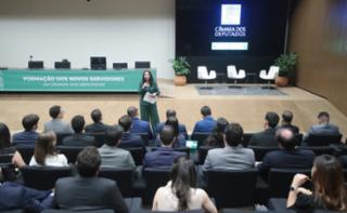 Cerimônia de posse dos novos servidores. Analista Legislativo, Eliane Curado