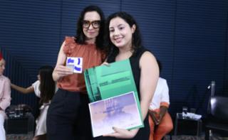 Premiação do Concurso Audiovisual pelo Fim da Violência contra a Mulher. Dep. Ana Pimentel (PT-MG) e Participante, Ana Claudia Miranda Lucena