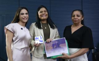 Premiação do Concurso Audiovisual pelo Fim da Violência contra a Mulher. Dep. Yandra Moura (UNIÃO-SE) e Participante, Valtyennya Campos Pires