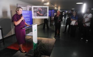 Cerimônia de lançamento da exposição “Pai Presente”. Embaixadora da Suécia no Brasil, Karin Wallensteen